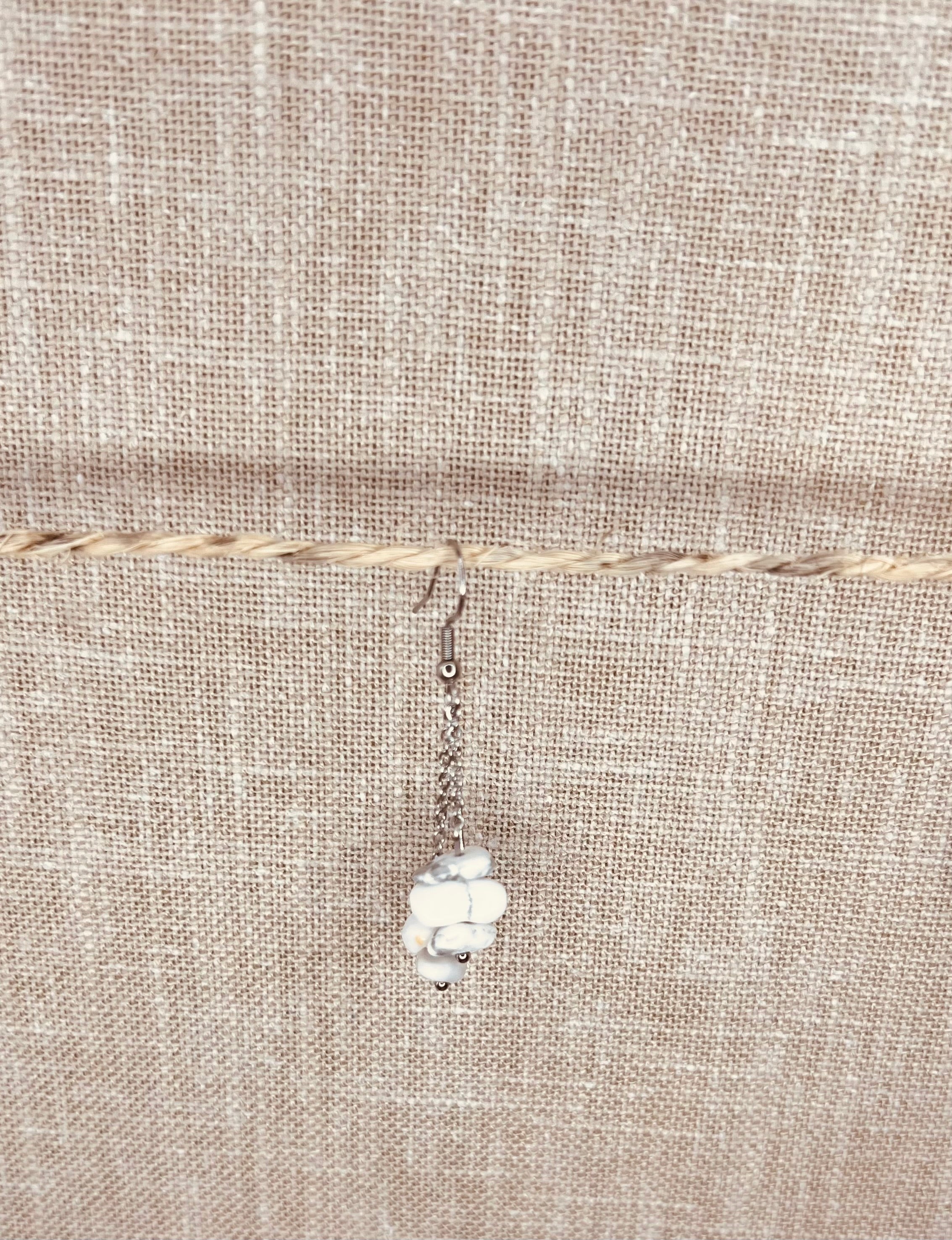 BOUCLE D'OREILLES HOWLITE BLANCHE